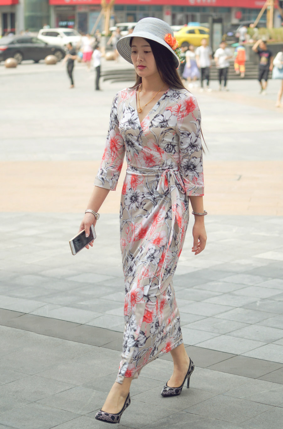 年轻辣妈的装扮青春时尚,蓝色有光泽的吊带上衣,秀出了好身材,白底黑