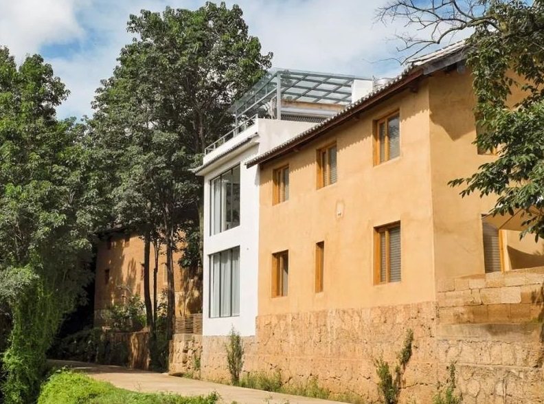 为给老婆一个"完美"的家,他把牛棚改成别墅,有菜地,有天台!