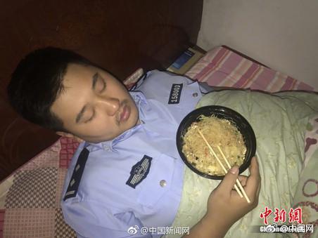 心疼!警察加班办完案回屋吃饭 抱着半碗炒粉睡着