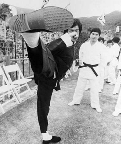历史老照片:李小龙在片场展示他的踢腿,图4火星上拍的照片!