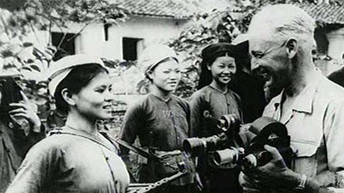 越南战争老照片:女兵面对镜头挺起胸膛,最后一张让人心疼!