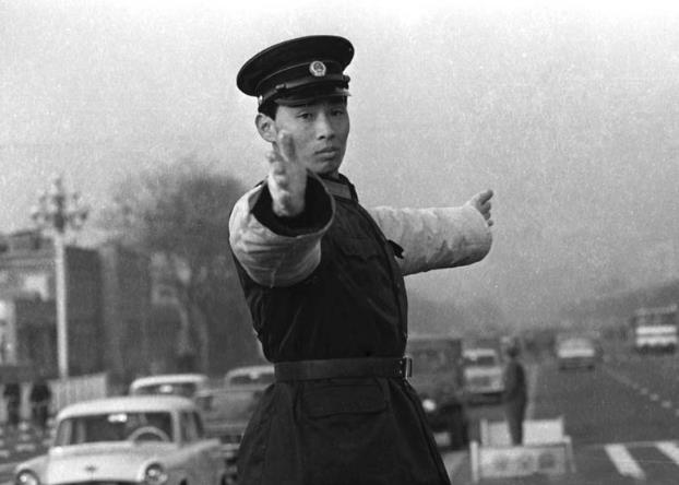 70年代老照片:图1维持秩序的交警,图4大队女社员