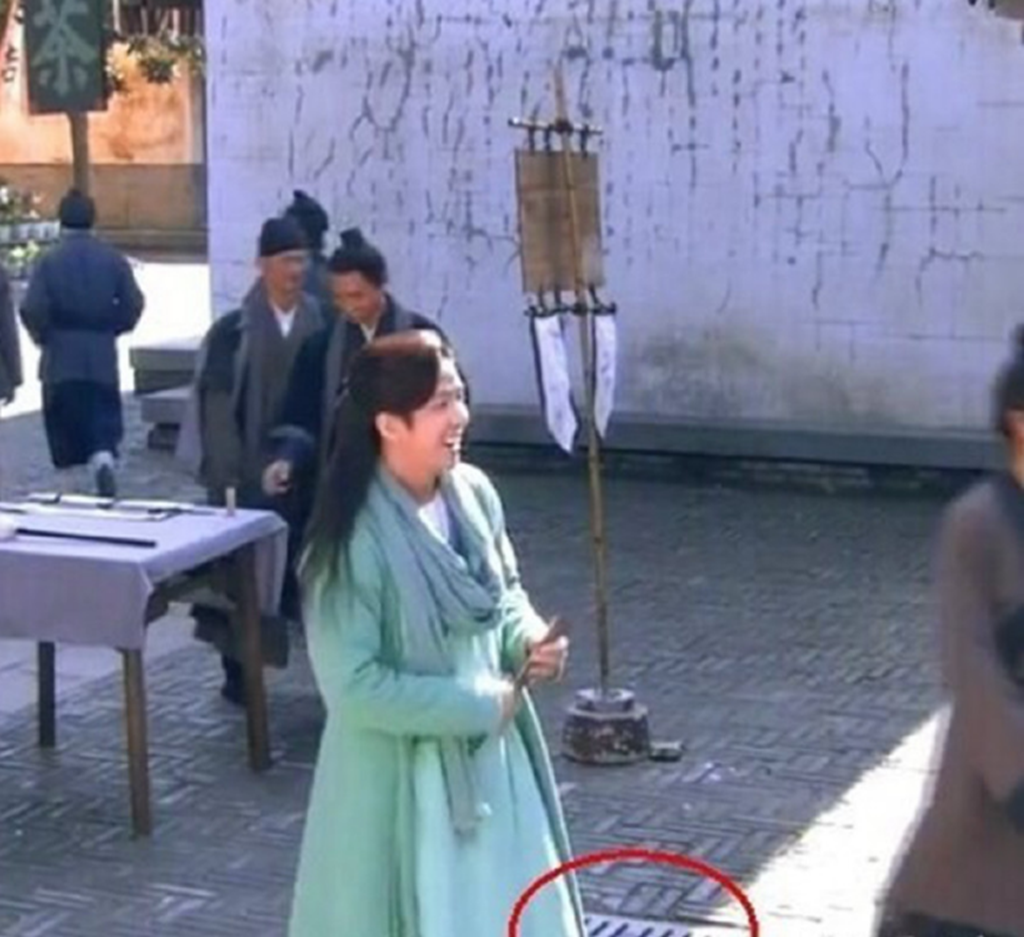 电视剧中的搞笑穿帮镜头,古代也有下水道井盖,紫薇又暴露了啥?