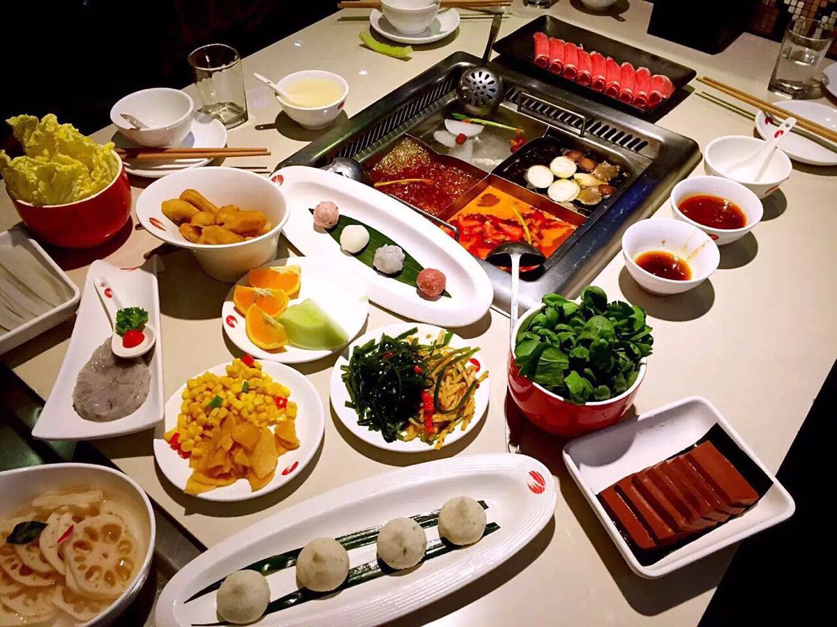 两人结伴吃海底捞,全点的半份菜,结账时:强加的服务也要买单?