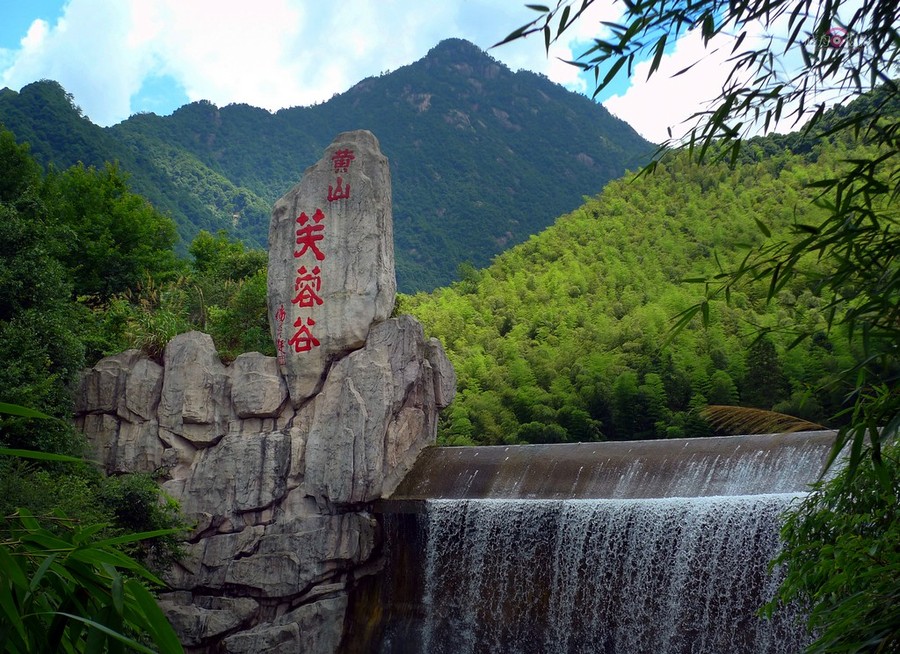 摄影美图:芙蓉谷池潭碧如翡翠,波光闪烁,斑斓纷呈,令人神往