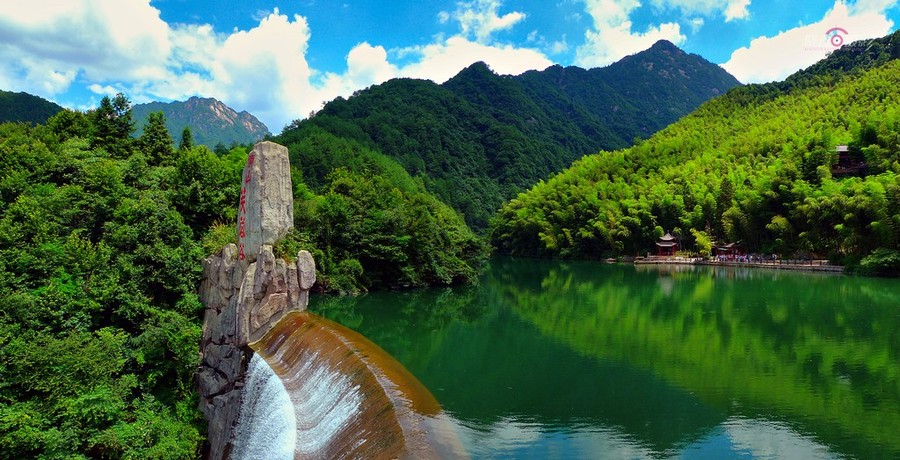 摄影美图:芙蓉谷池潭碧如翡翠,波光闪烁,斑斓纷呈,令人神往