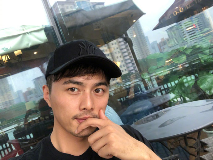 叶祖新近照胡子拉碴,大叔范越来越足,网友都快不敢认