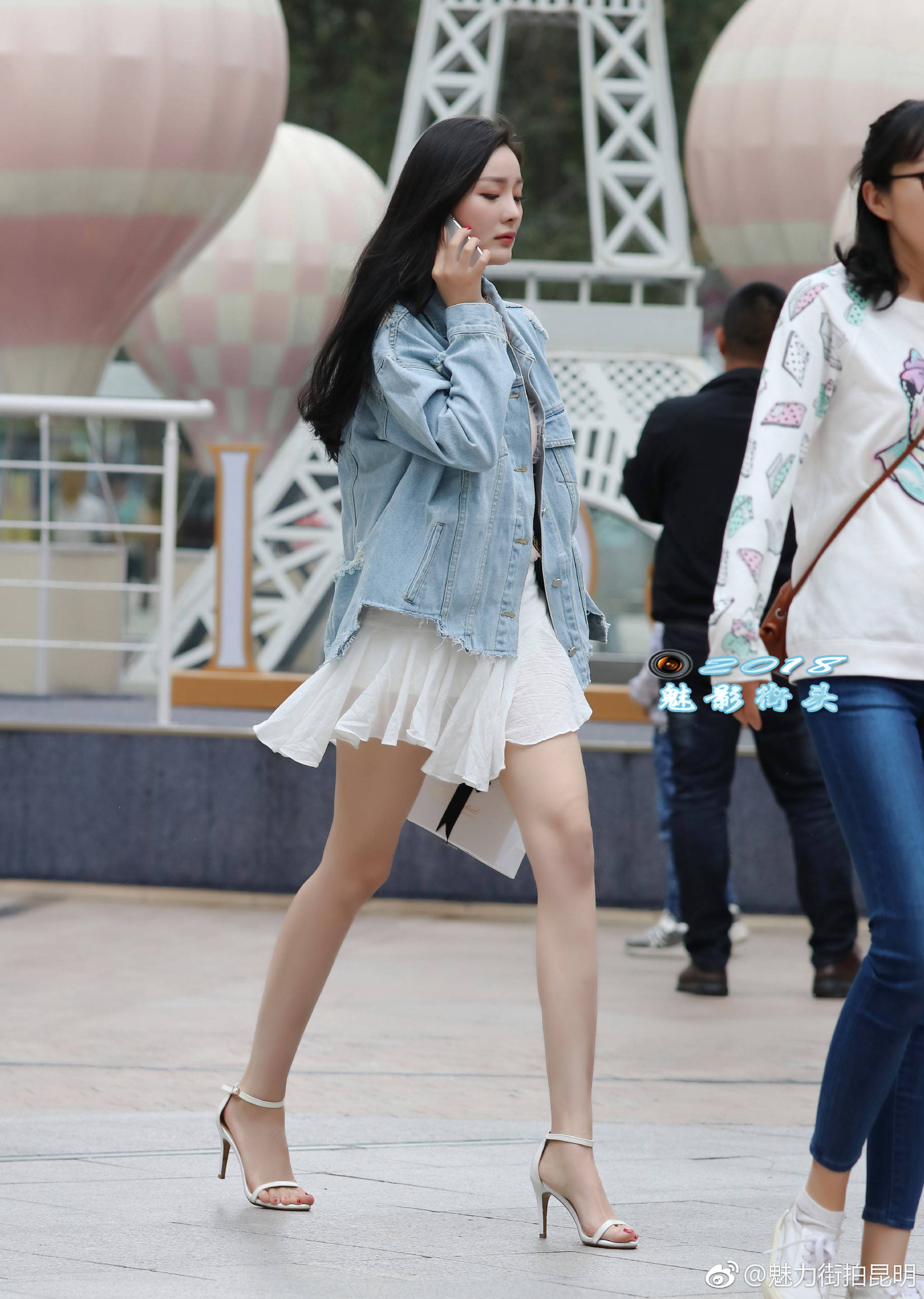 白色短裙搭配牛仔外套个性减龄