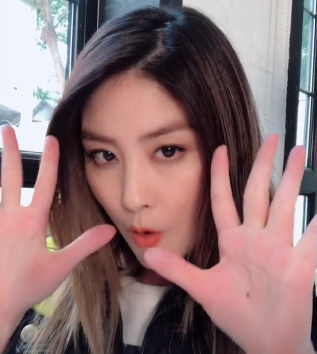 44岁陈慧琳自拍手势舞,比当年还年轻漂亮,魔性表情逗乐网友