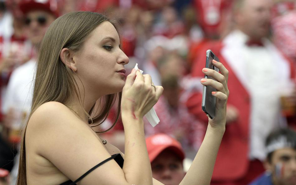 c组第3轮法国对阵丹麦,看台上一位女球迷穿着吊带露香肩送飞吻,场面