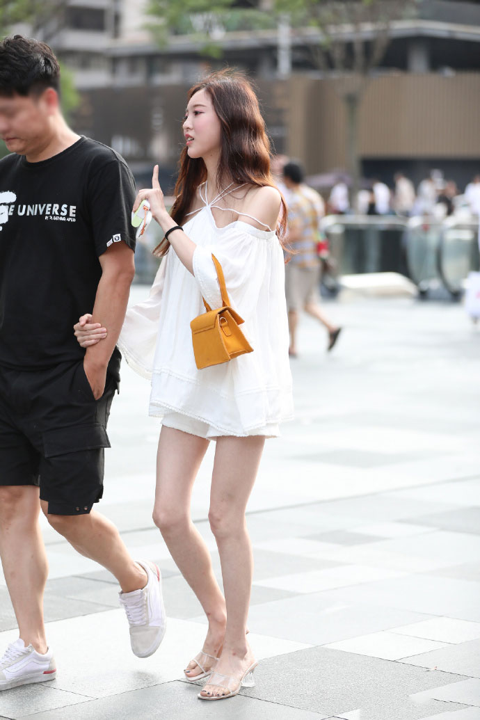 妹子的腿也太细了,穿超短热裤,看两腿之间的距离就知道有多细!