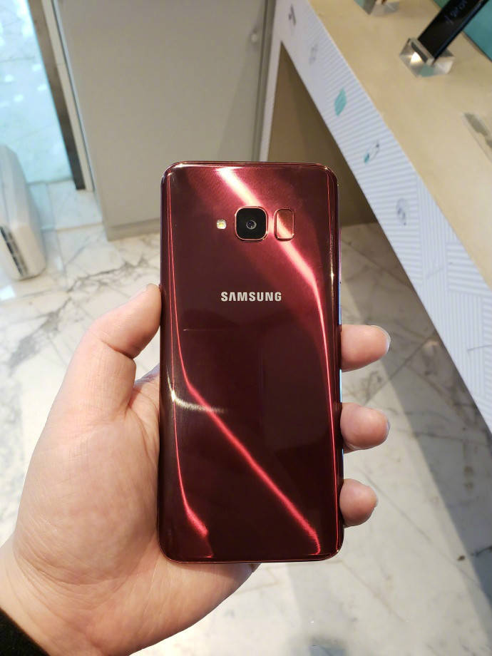 外观方面:三星galaxy s轻奢版在外观上神似s8,搭载5.