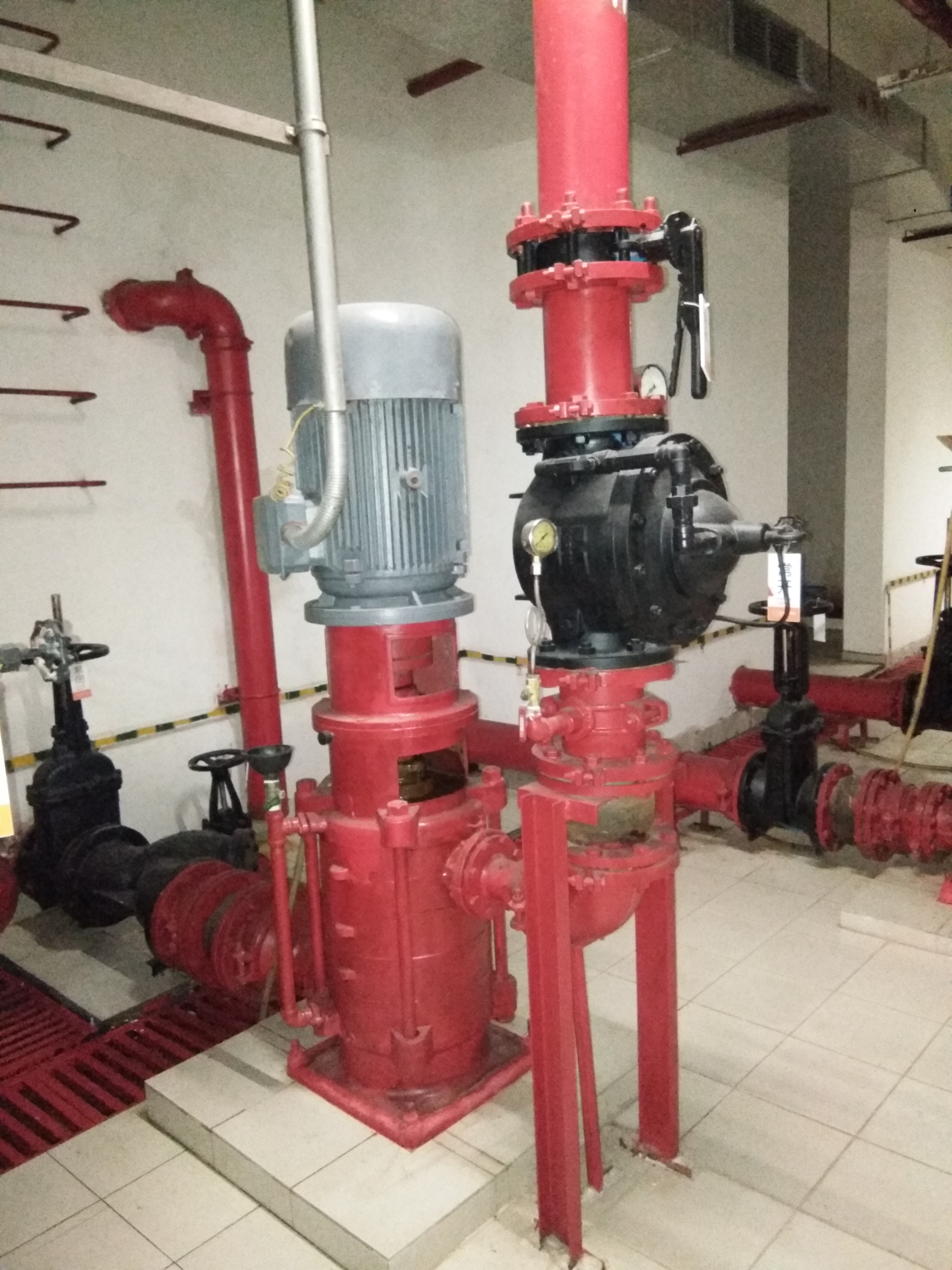 优质回答 (1):消防水泵房现场启动消防泵,喷淋泵,分别测试手动与自动