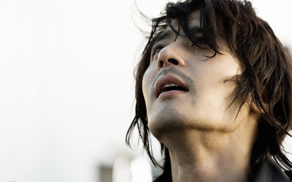 想到韩国帅哥,大家首先想到的就是张东健,即使已经46岁,那张容颜依旧