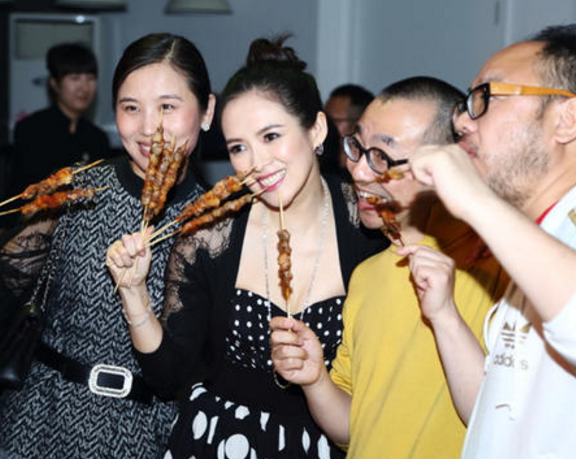明星吃烤串,小沈阳搞笑,谢娜勾人,最后一位是来摆拍的吧?