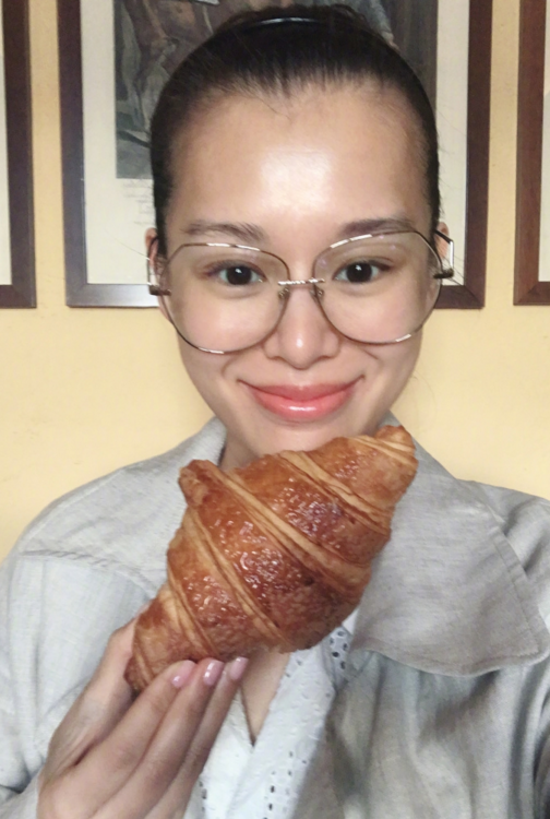 胡杏儿晒素颜自拍照,手拿牛角面包笑容超甜美