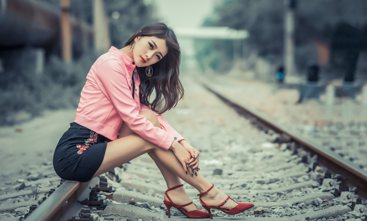 人像摄影:铁路上的大长腿美女