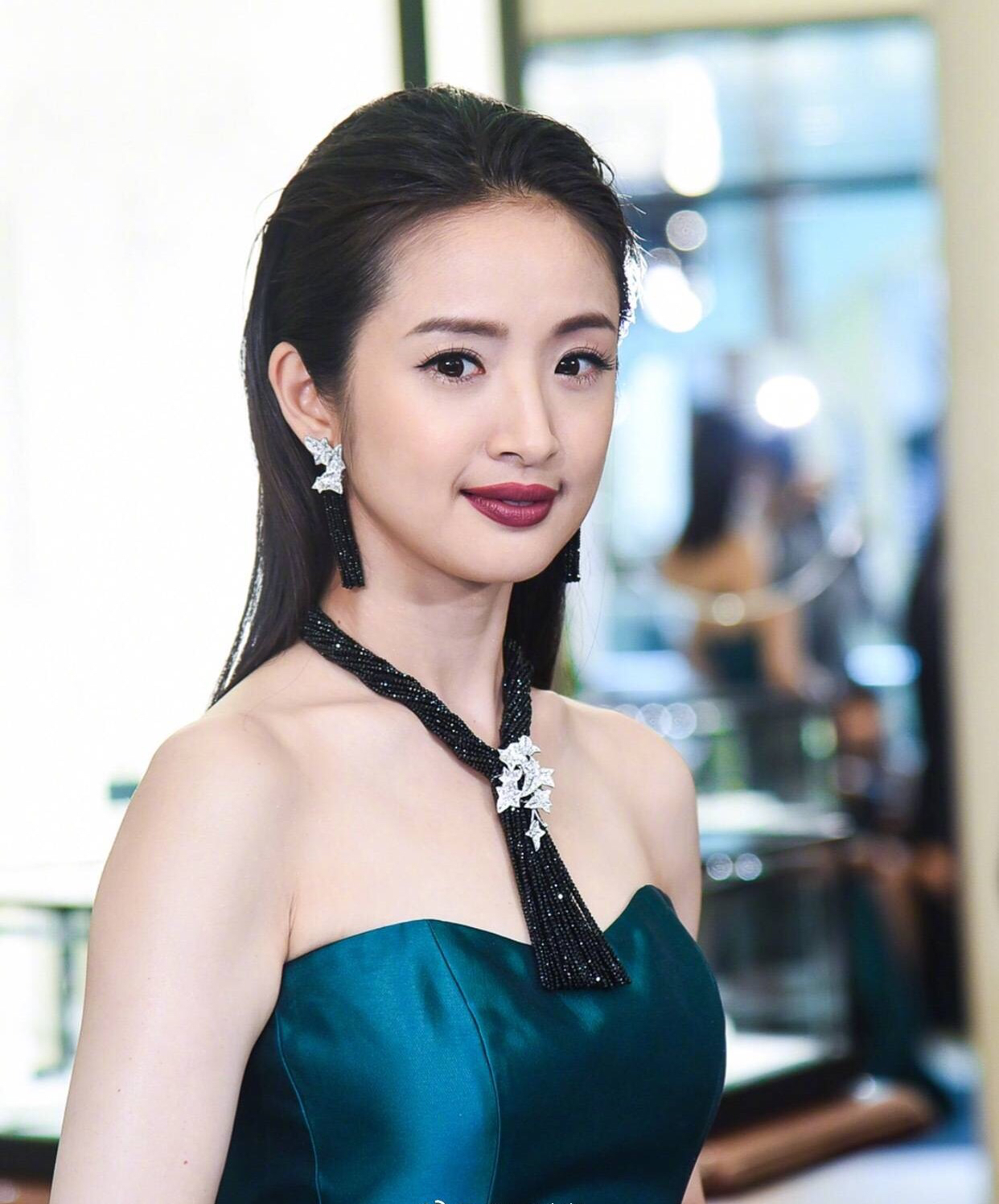 林依晨为珠宝店开业剪彩,气质雍容华贵,网友惊呼:依晨发福了!