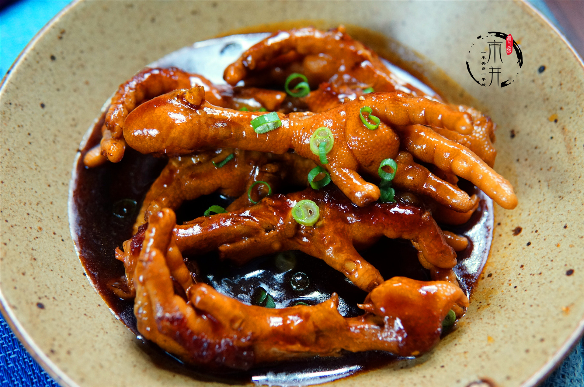 吸一口肉就掉了,巧用高压锅做酱烧鸡爪,啃2根能吃一碗米饭