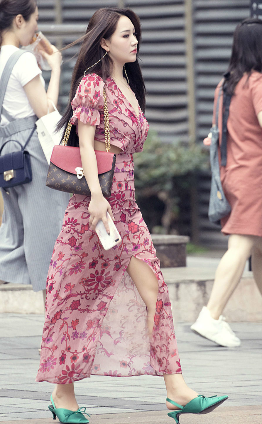 穿出了不俗的品味感,色彩单调却修身优雅,干净素雅尽显女人味