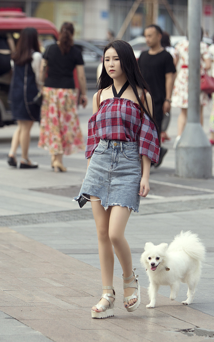 重庆街拍,清新时尚美的女生,夏天这样穿,真是美翻了