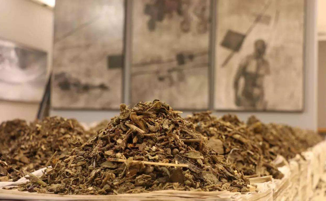 为什么农村的老人喝完中药都要将药渣倒在路口?今天总算弄明白了