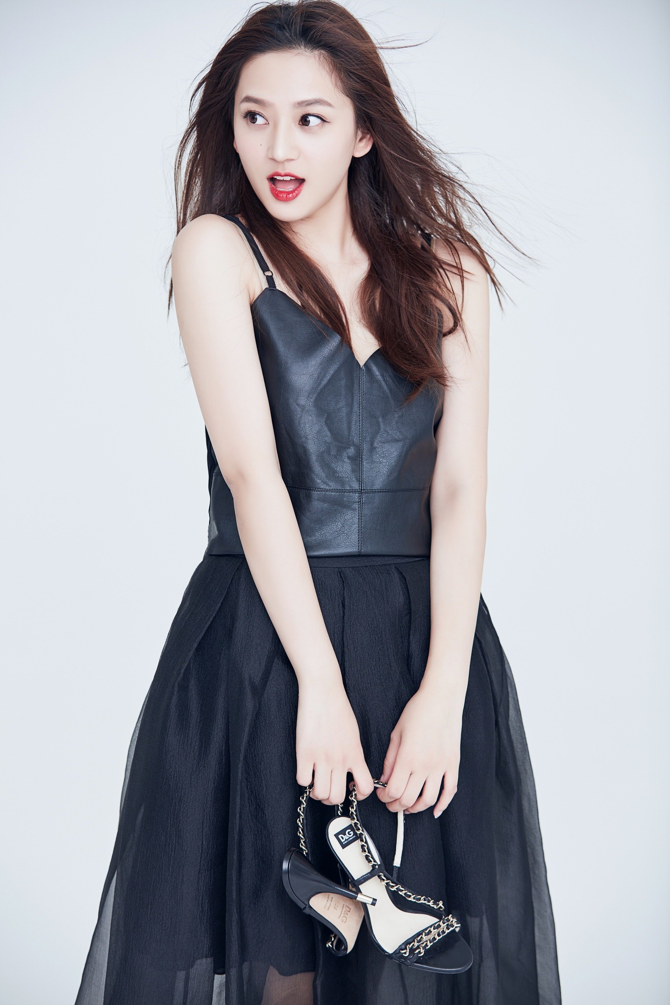 面如桃花颜值清秀,精致的面孔让人百看不腻,身穿长