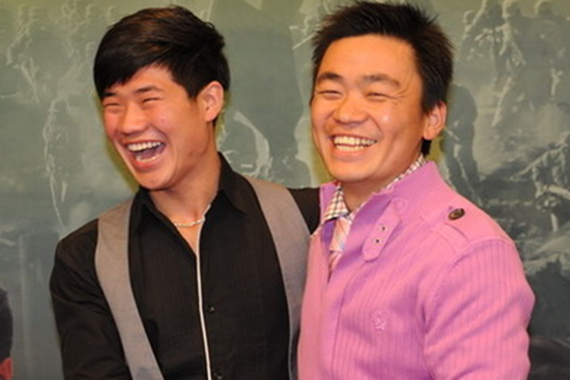 王宝强和成龙合影还是一脸笑容,和巨星成龙合影时王宝强还是笑的那么