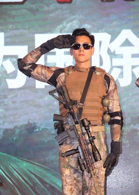 彭于晏宣传新电影,网友:学会敬礼了?