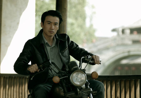 《功勋》这部戏中的柳云龙再次一人分饰两角:日本间谍高巧浩和中国