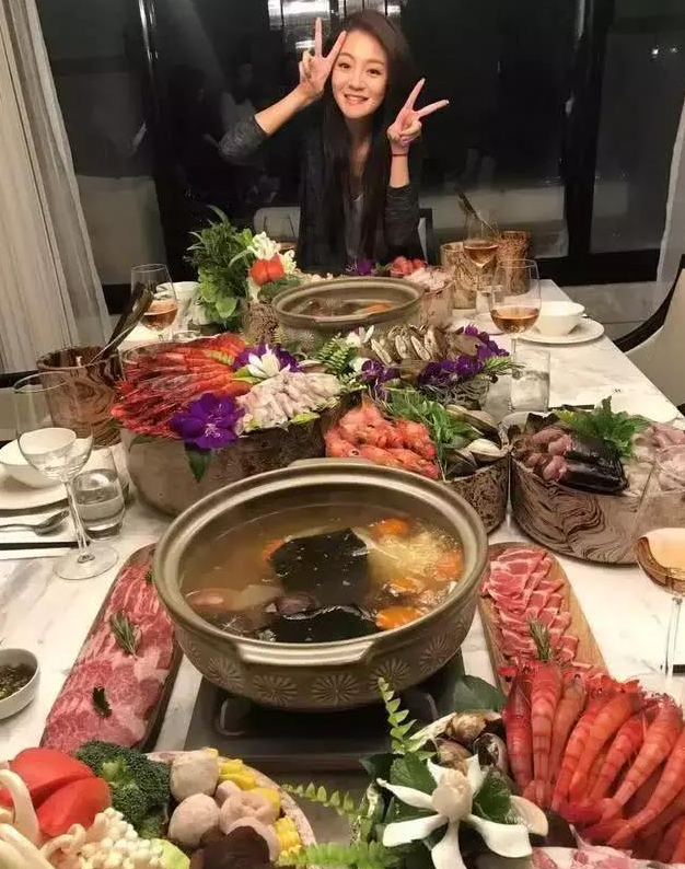 明星吃火锅,安以轩太能炫,刘德华接地气,最后一位表情亮了