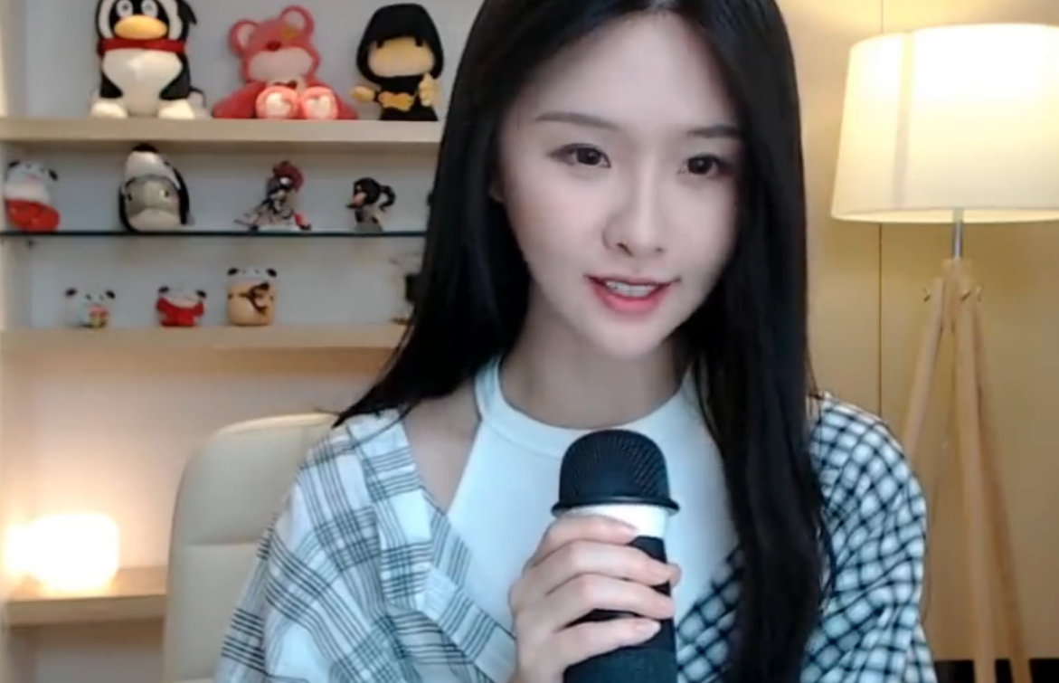 阿冷直播一周年,斗鱼众大咖纷纷献上祝福,卢本伟唱的这首歌亮了