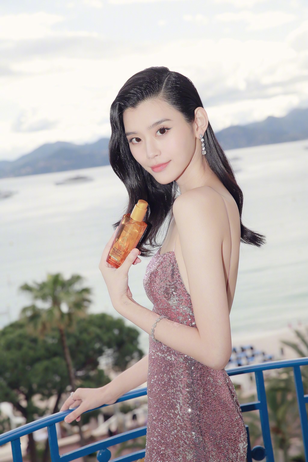 奚梦瑶的香肩美背,看完你会喜欢她吗?