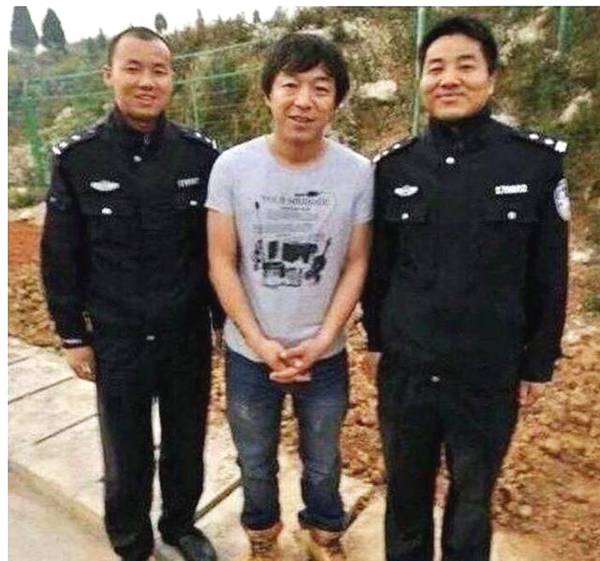 明星与警察的合照,轮c位的重要性!