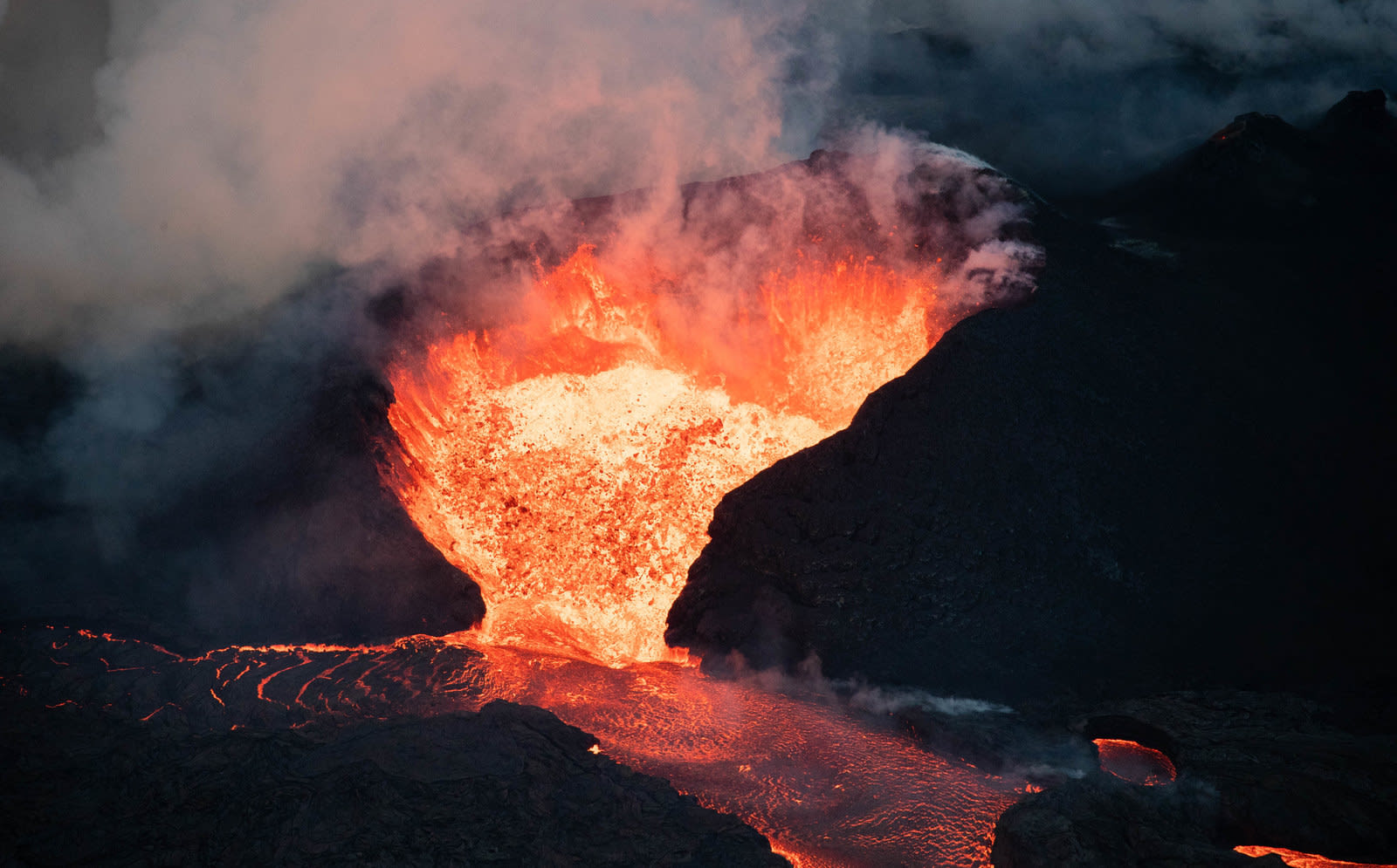 夏威夷火山喷发的震撼高清大图,炙热的熔岩仿佛就在眼前