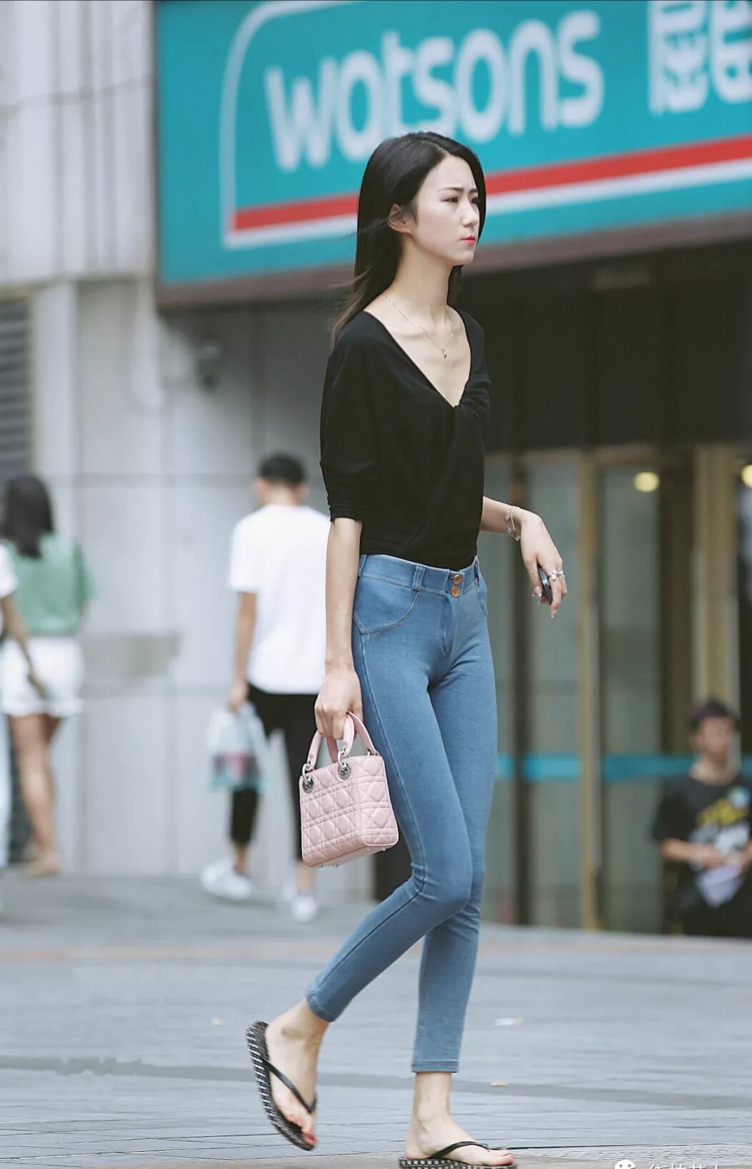 娇娇羞羞的骨感美女