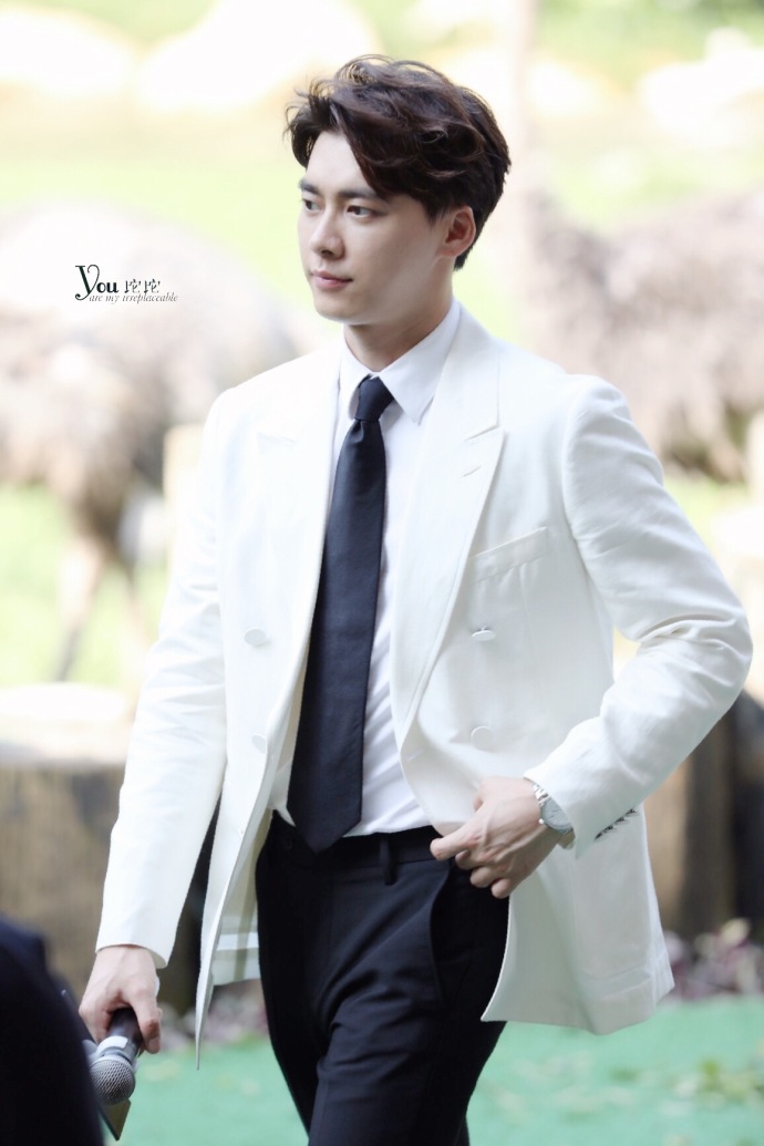 李易峰穿白色西服搭配黑色西裤亮相动物园,皮肤白皙帅气十足