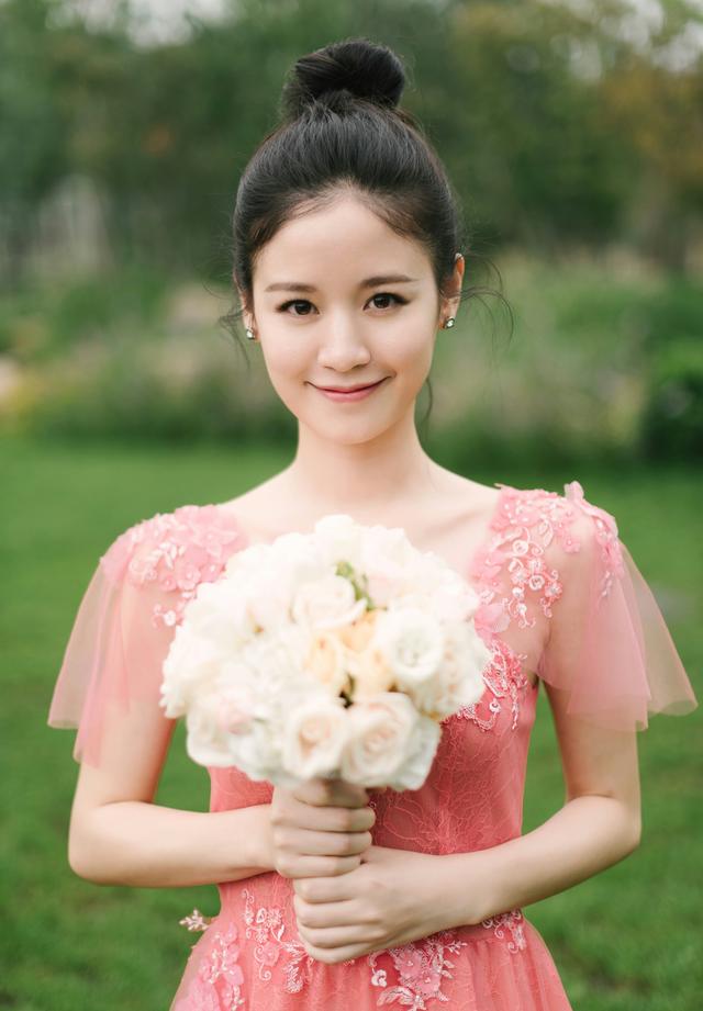 袁子芸有着甜美可爱的外表,气质自然不言而喻.