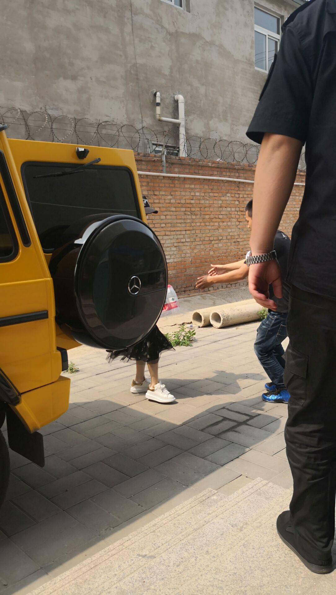 张姮儿为环保工人发放爱心物资