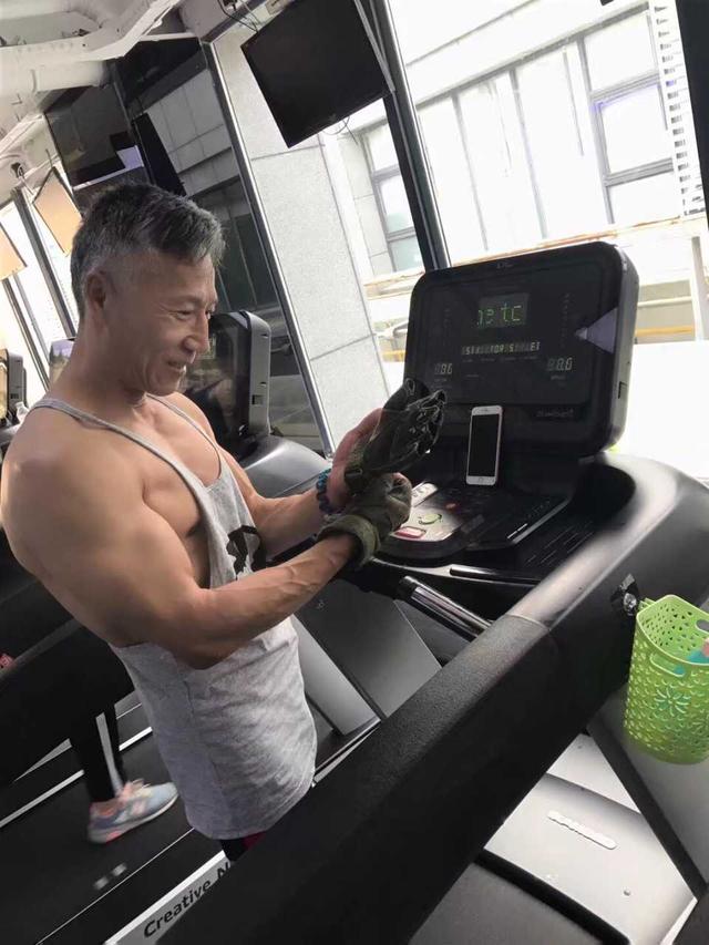 江苏大爷刘胜40年如一日坚持健身,如今成网红,参加米兰时装周!
