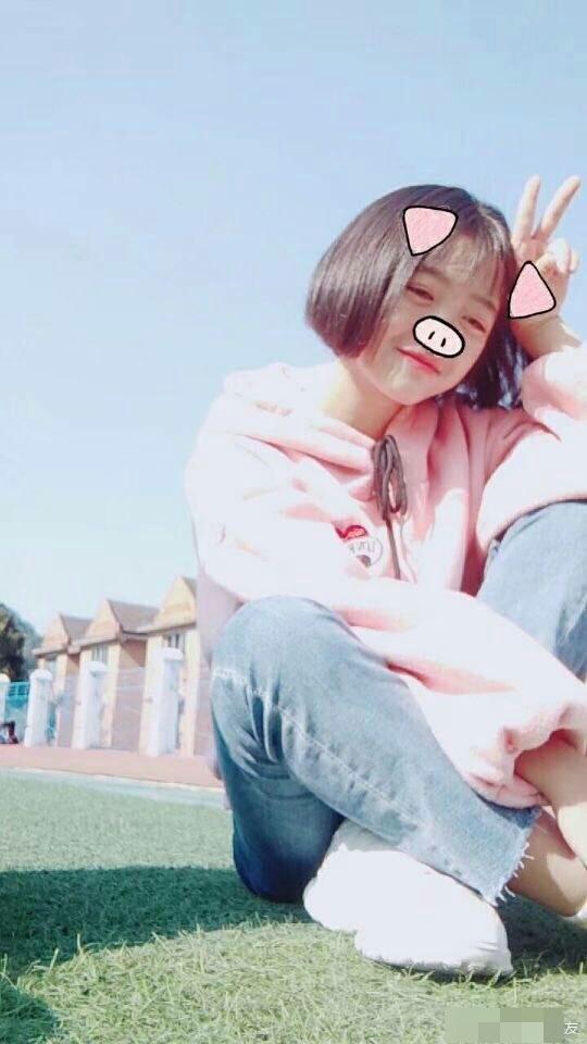 "神仙妹妹"梁小友疑似网红,大眼淡妆卷头发,竟被吐槽