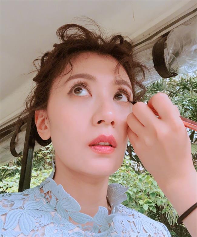 贾静雯罕见烈焰红唇"比基尼"照曝光,网友:太阳镜中暴露了风景