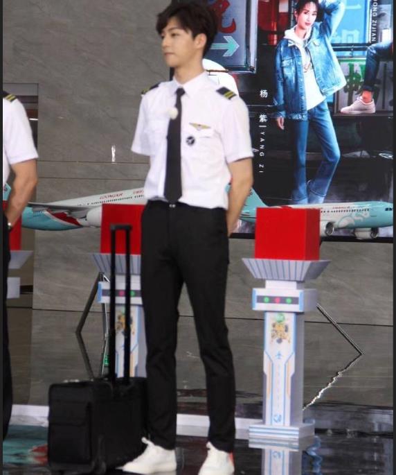 王俊凯,陈立农同穿机长制服,一个帅到炸,一个可爱到爆!