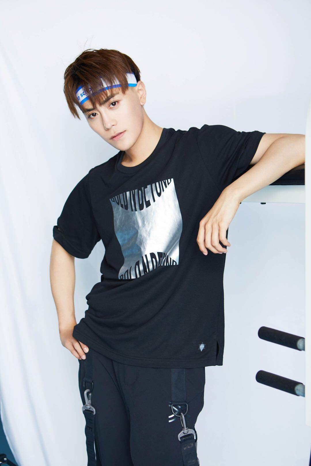 近日,演员冯荔军曝光一组健身写真,简洁黑色t恤搭配潮范儿发型亮相