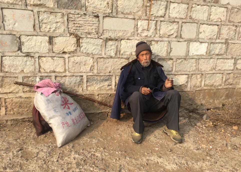 女孩给流浪老人一盒剩饭,老人随手丢出一张卡,去银行后她报了警