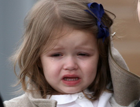 小七7岁了,梳着马尾,像个"洋娃娃",还是个"磨人的小妖精"