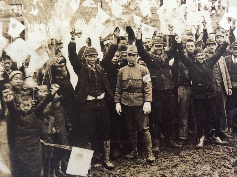 抗战老照片:鬼子亢奋举旗,图2一群鬼子在合影!