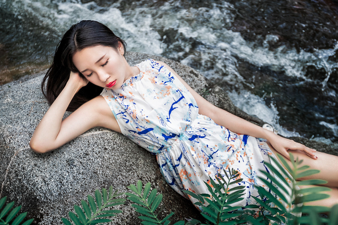 穿着长裙玩水 画面好凉爽