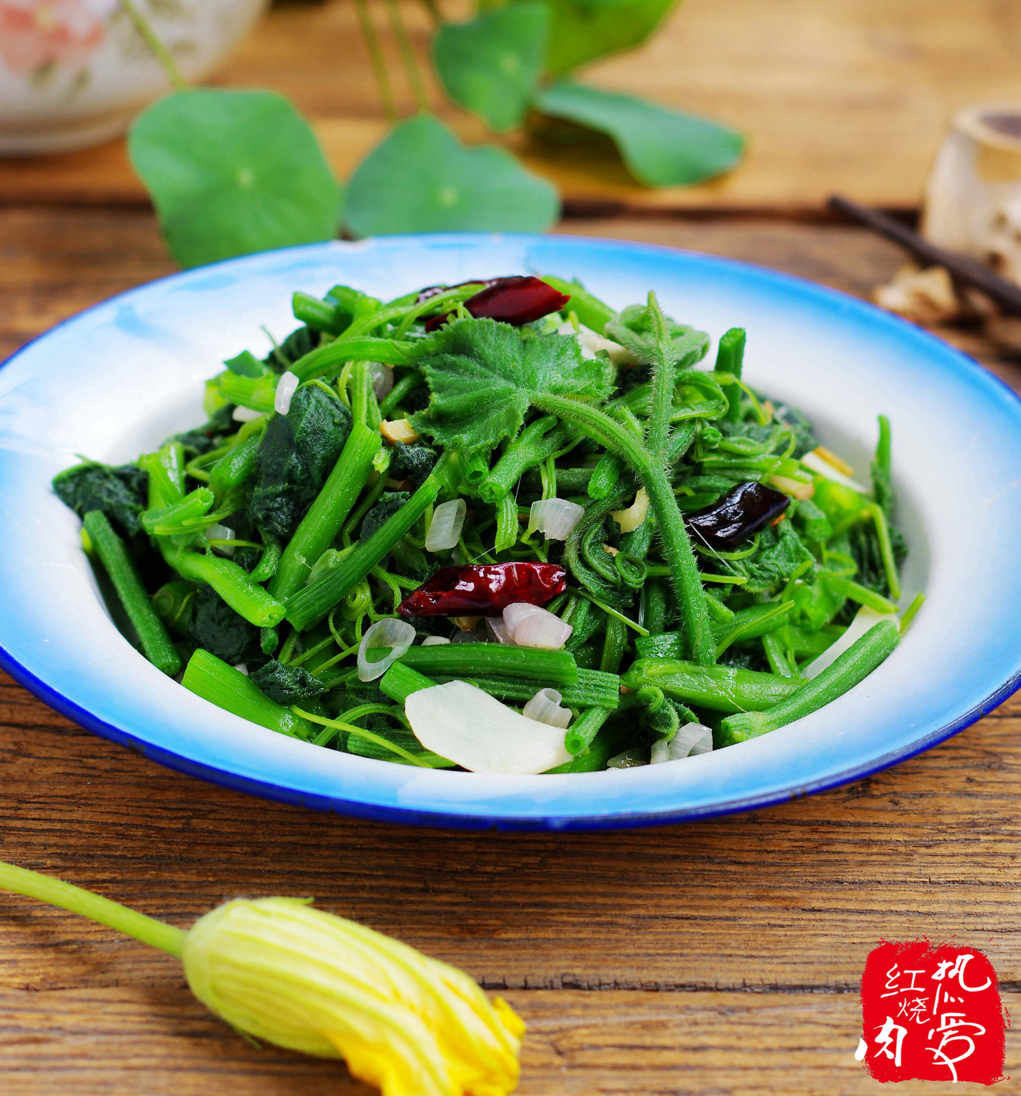 活了几十年才知道这瓜秧子还能吃,即使不放肉炒也特别的好吃!