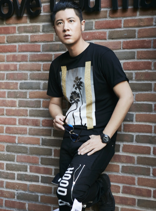 一组任重的随性街拍帅照,干练清爽的发型凸显洒脱魅力,阳光型男